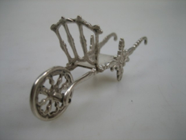Zilveren oud miniatuur kruiwagen van J. Weeda uit ca.1969