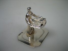Zilver Miniatuur vissersvrouw met een schaal vol met vis uit ca. 1977