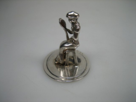 Zilveren miniatuur een dame zittend op haar krukje uit ca. 1980