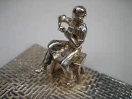 Zilveren miniatuur schoenmaker aan het werk uit ca. 1980