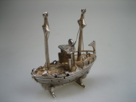 Zilveren twee master scheepje boot miniatuur uit ca. 1965