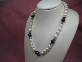 Antiek Akoya Parel collier met Lapis Lazuli en 8 gouden tussen stukken 14 karaats ca.1935