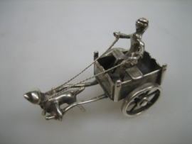 Miniatuur zeldzame zilveren hondenkar met man op de bok en hond uit ca. 1962