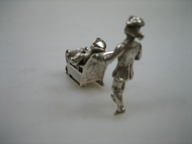 Zilver Miniatuur Vrouw met Kind en Slee uit ca. 1964 van J. Weeda Zilversmid