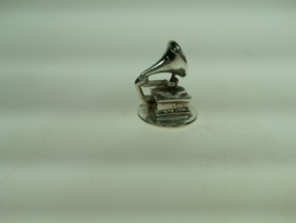 Zilver miniatuurtje oude grammofoon met hoorn uit ca. 1955
