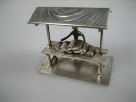 Zilveren miniatuur stoffenkraan uit ca. 1975 | Antiekjuwelier.nl