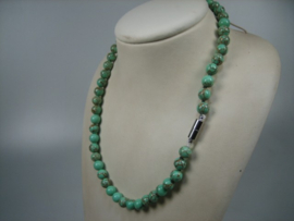 Antiek gemêleerd Agaat collier met zilverenkleurige magneetsluiting