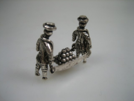 Zilveren miniatuur met 2 kaasdragers van de edelsmid Hooijkaas uit ca. 1962