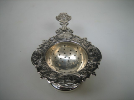 Antieke Zeeuwse Thee Zeefje met lekbakje uit ca. 1900