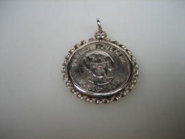 Zilveren herdenking munt hanger met twee portretten Juliana en Beatrix