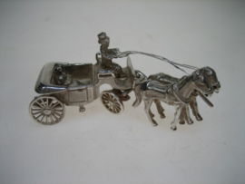 Zilveren miniatuur rijtuig met man op de bok en dame , Amsterdam ca. 1977