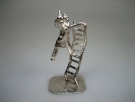 Zilveren miniatuurtje dronken Clown op gebogen Circus ladder uit ca. 1979