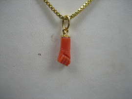 Goud verguld collier met Bloedkoraal handje als hanger nieuw
