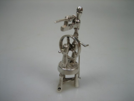 Zilveren beweegbaar miniatuur Spinnenwiel uit ca. 1979