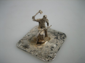 Miniatuur Zilver Houtkakker aan het werk in zijn werkplaats uit ca. 1967