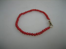 Antieke Bloedkoralen Baby Armbandje met gouden Cartier sluiting