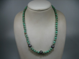 Antiek gemêleerd Agaat collier met 3 zilverstukken en met een zilveren sluiting