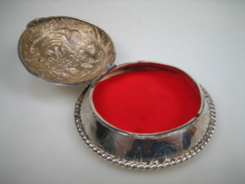 Antiek zeldzaam zilveren pillendoosje of Rozenkrans uit ca. 1822 / 1838