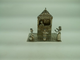 Zilveren miniatuur poppenkast van C. Stout uit Rotterdam ca. 1977