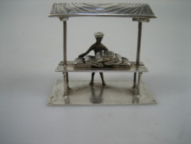 Zilveren miniatuur stoffenkraan uit ca. 1975 | Antiekjuwelier.nl