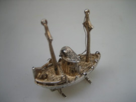 Zilveren twee master scheepje boot miniatuur uit ca. 1965