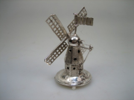 Antieke Miniatuur Zilveren Molen met beweegbare wieken en vlag uit ca. 1894 /1936