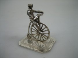 Zilver Miniatuur man op antieke oude fiets uit ca. 1983