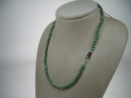 Antiek gemêleerd Agaat collier met zilveren Cartier sluiting met 6 zilveren sterretjes