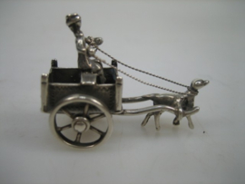 Miniatuur zeldzame zilveren hondenkar met man op de bok en hond uit ca. 1962