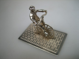 Zilver Miniatuur man op antieke fiets uit ca. 1980