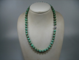 Antiek gemêleerd Agaat collier met Zilverkleurige  magneetsluiting en gezet met Spinel  steentjes