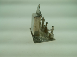 Zilveren miniatuur poppenkast van C. Stout uit Rotterdam ca. 1977