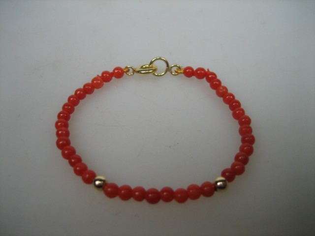 Antiek Baby Armbandje met Bloedkoralen & gouden balletjes met  goud kapittelstokje