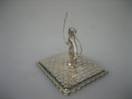 Zilveren miniatuur van C. Stout Rotterdam meisje spelend met springtouw uit ca. 1974