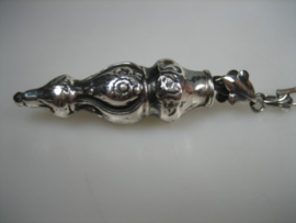 Antiek zilveren hanger van Zeeuwse Mutsen Speld uit ca. 1900