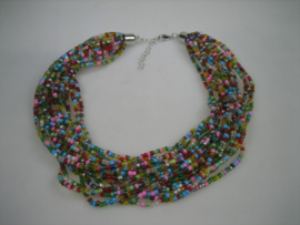 Kralen collier met zilver kleurige sluiting