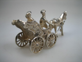 Zeldzaam zilver miniatuur paard met koets en twee personen uit ca.1977