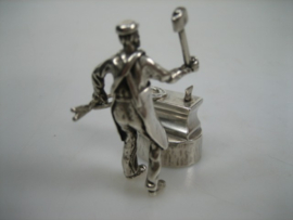 Nederlands zeldzaam zilveren miniatuur hoefsmid met aambeeld uit ca.1952