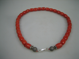 Collier versteend steenkoraal met 2 zilveren bollen en zilveren Cartier sluiting
