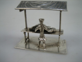 Zilveren miniatuur stoffenkraan uit ca. 1975 | Antiekjuwelier.nl