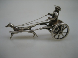 Zeldzame zilveren tweewielige Sulky-wagen miniatuur uit Nederland ca. 1962