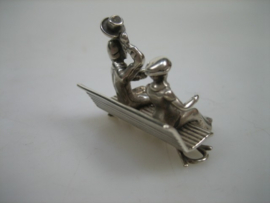 Zilveren bankje met vrouw en man zeldzaam miniatuurtje en massief uit ca. 1967