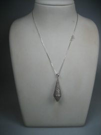 Zilveren filigrain hanger met zilveren collier uit ca.1950