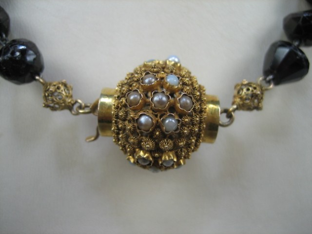Antiek Granaat Collier met gouden Bijenkorf sluiting uit ca. 1880