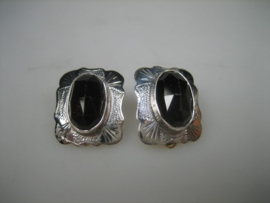 Zilveren oude oorclips met grote donkere Granaten uit ca. 1952