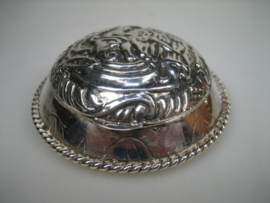 Antiek zeldzaam zilveren pillendoosje of Rozenkrans uit ca. 1822 / 1838