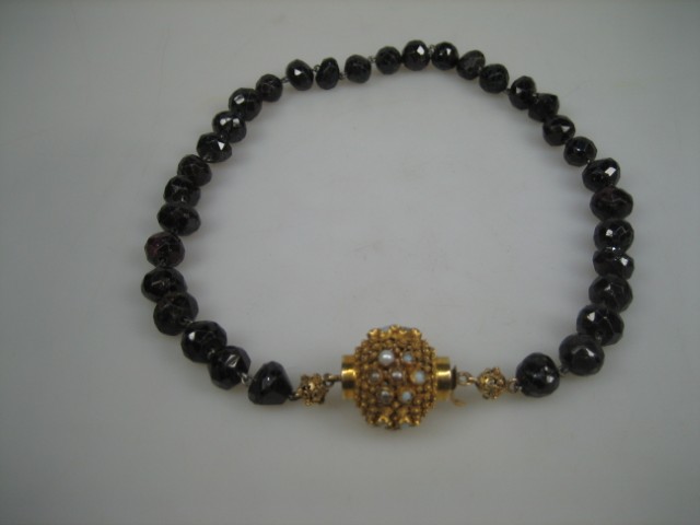Antiek Granaat Collier met gouden Bijenkorf sluiting uit ca. 1880