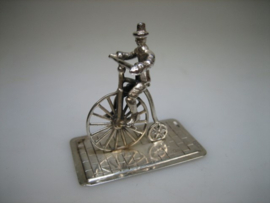 Zilver Miniatuur man op Antieke fiets uit ca, 1958