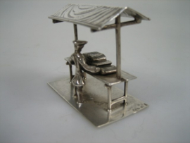 Zilveren miniatuur stoffenkraan uit ca. 1975 | Antiekjuwelier.nl