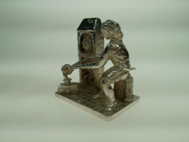 Zilver miniatuur hoefsmid aan het werk in zijn atelier Niekerk ca.1980